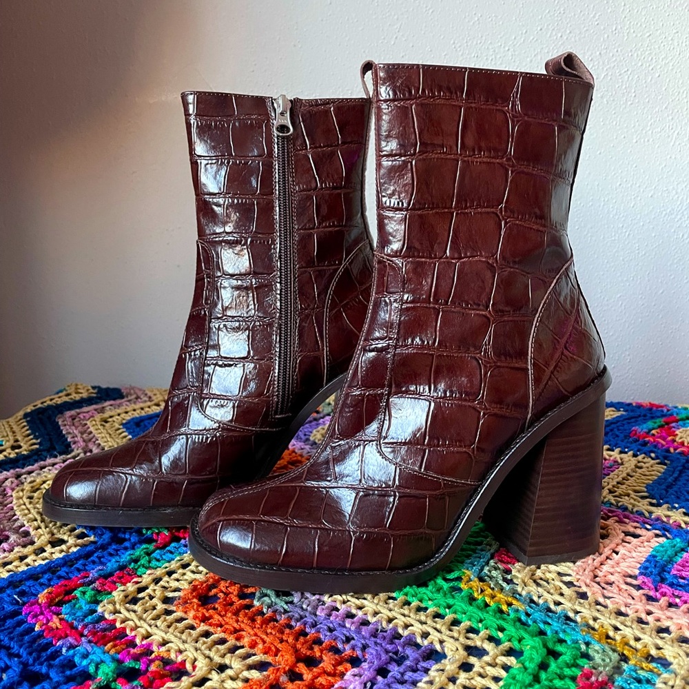 L'INTERVALLE Brown Croc-Embossed Heeled Boots